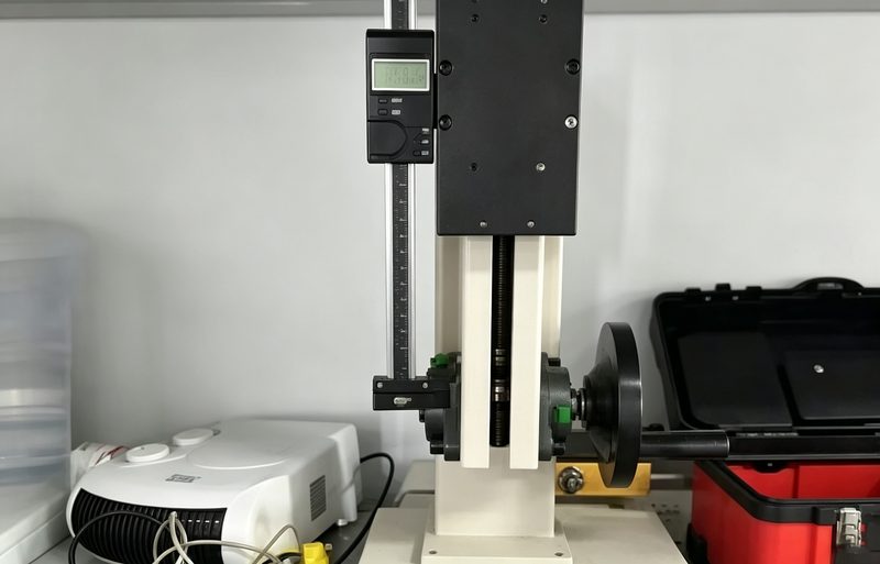 Manual pull test stand with digital travel readout