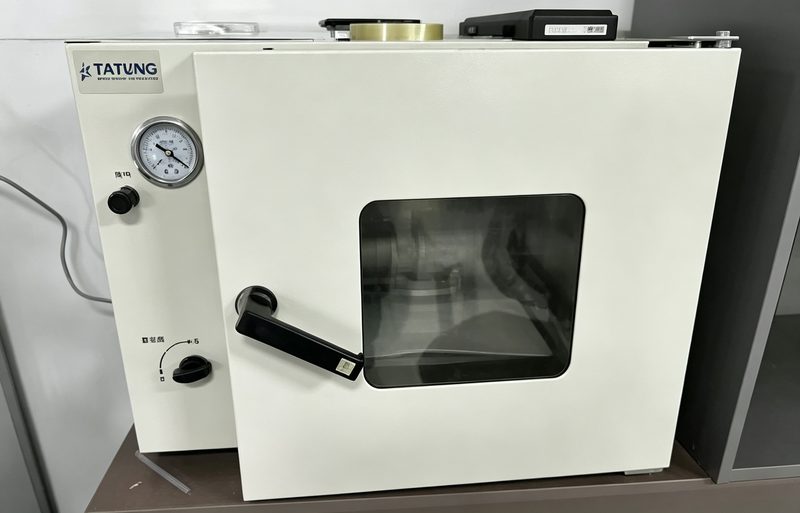 Vacuum drying oven with pressure gauge and viewing window